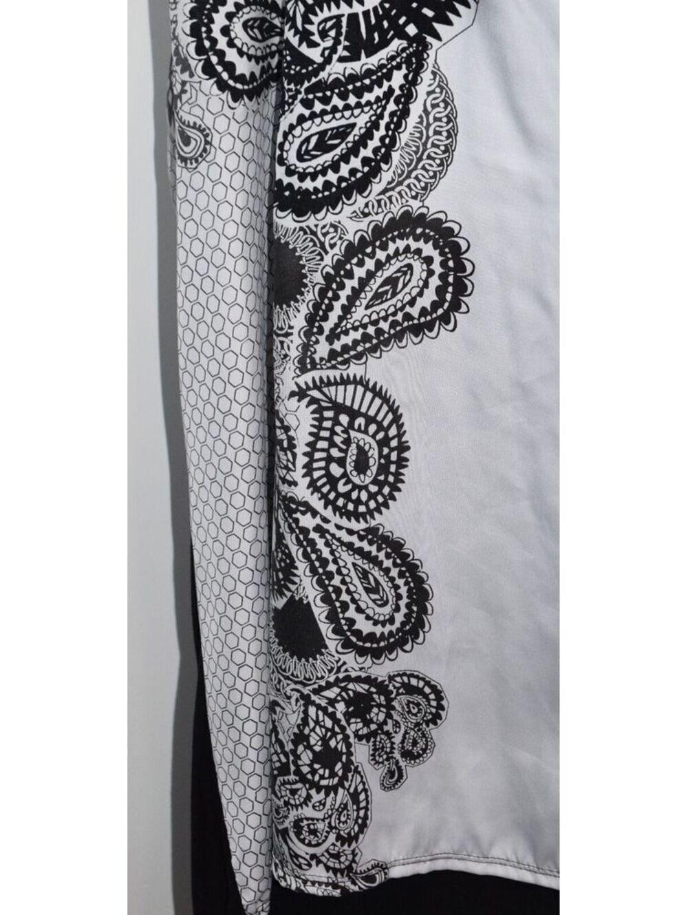 Worthington Sleeveless Black and White Paisley Print Blouse with Yellow Trim - Picture 5 of 7